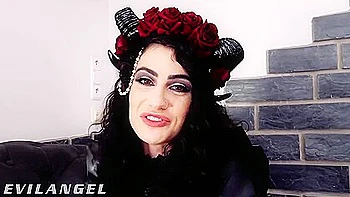 Chica gótica tiene doble penetración en gangbang de 5 pollas