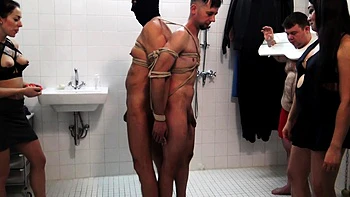 Фемдом пинает яйца черных рабов в чулках