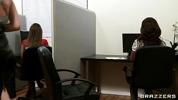 Capri y Ashlyn follan duro con strapon