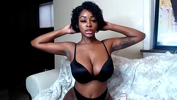 Amateur tetona chupa y monta