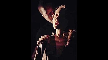 Rouquine lèche chatte en fantasme de belle-mère dans le bain