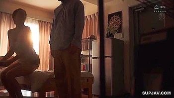 Asiatische Milf mit großen Titten wird vollgespritzt