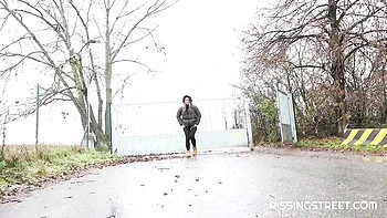 Naomi Bennet mijando ao ar livre, fetiche