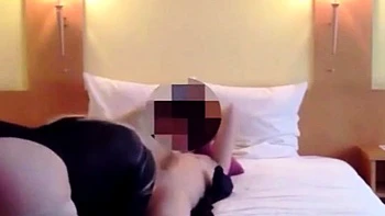 Escort blonde suce une bite japonaise