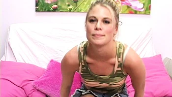 Rubia sexy se masturba para la cámara