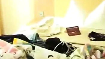 Mature amateur reçoit une pipe hardcore et baise à l'hôtel