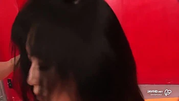 Dona amateur asiática meando y eyaculando