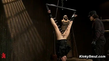 Kristina Rose brutalmente follada con cremallera BDSM