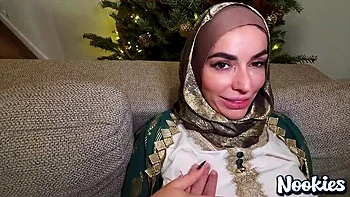 MILF de hijab Venus Valencia peitos grandes chupando e fodendo de quatro POV