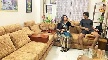 Бенгальская бабхи в сари ебется в позе догги с огромным черным хуем