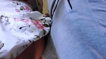 Femme amateur allemande se fait baiser la chatte dans sa culotte par un inconnu dans un train bondé