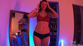 Adolescente amadora Rebeka Ruby mamando os mamilos perfurados