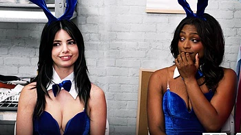 Três gostosas de meia arrastão seduzem cara para trio hardcore