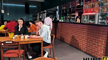 Alexander Tda e Charlotte Grey assistem cuckold público com teen tcheca