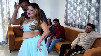 Индийская девка Акша трахается в групповухе с большими сиськами