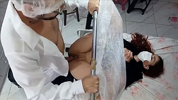 Похотливая латина трахнута и потрахана пальцами дерзким врачом