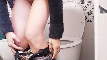 Amateur Savannah furzt und pinkelt mit enger Muschi und Titten