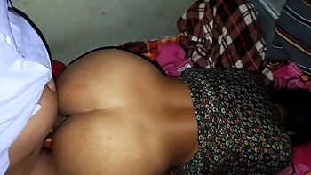 Kavita & Savita primeira foda hardcore indiana doggy e blowjob