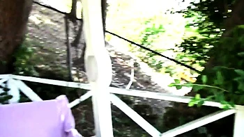 Маленькая Тейлор раздевается и показывает сиськи на улице