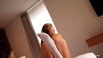 Rubia afeitada posa sexy con lencería de encaje