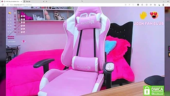 Miss Annastasia exhibe sa chatte et urine en solo