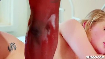 Pequeña blanca adolescente chupa polla negra enorme