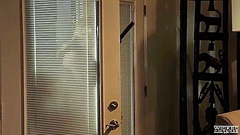 Asiática morena leva um pau anal de lingerie rendada