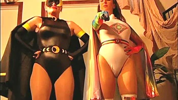 Супергероиня с большими сиськами дерется с Джуэл Марсо