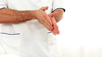 Starker Masseur fickt asiatisches Teen-Mädchen