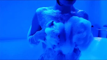 Solo sous la douche : grosse poitrine et stripchat