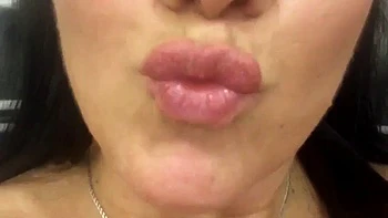 Brune russe se branle l'anus avec un concombre