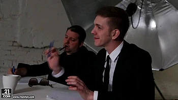 Lyen Park fickt hart anal und bläst draußen