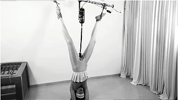 Machine à baiser à l'envers piège son sperme - BDSM POV