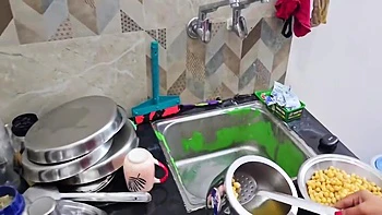 Profe india tetona enseña a su alumna a follar