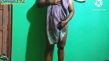 Esposa desi rellenita disfrutando su polla en solitario