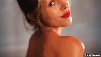 Блондинка MILF в кружевном белье в ванной