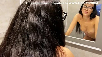 Sex im Business hilft immer – Brünette MILF deepthroatet und kommt