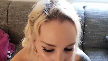 Me pilló el padrastro, le callo con una profunda mamada