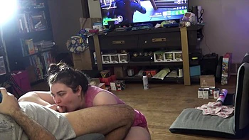 Gamer girl suce profondément pour les fêtes