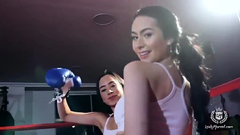 Пышногрудые брюнетки лесбиянки трахаются по-любительски