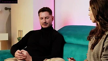 Atrapada engañando: Adolescente morena chupando polla a escondidas