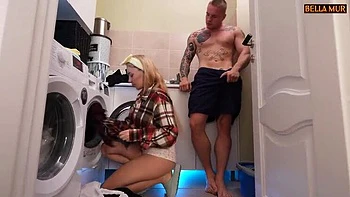 Vecina rubia jugosa folla duro de pie en perrito y cowgirl con blowjob en lavandería