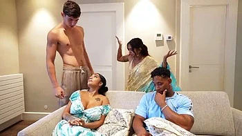 Tante indienne Yasmina Khan et Mia Z en quadruple baise à grosses bites