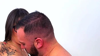 Lola, milf française de 22 ans, baisée sauvagement par deux mecs