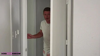 La nuera chupa y se folla en trio ardiente