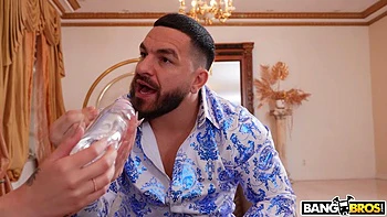 Латиноамериканка брюнетка в масле, ебется наездницей и сзади