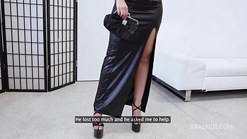 Poker Lady Moona Snake leva 7 paus, DAP bruto e sem buceta