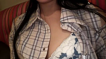 Garota tímida com peitos enormes escondidos geme alto na porra