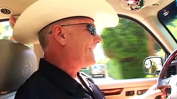 Loira novinha engole chupada cavalgando no Doggy