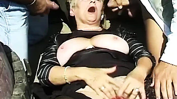 Mamie patronne baise les mecs en gangbang à la ferme en plein air